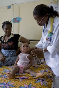 Dr. Tenedia Soro-Coulibaly (right) with patient Angama Ouattara, and her mother Minata (left). / Credit:Kristin Palitza/IPS